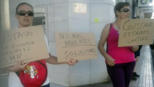 Dos miembros de Stop Desahucios durante la protesta ante Caja Granada. / Foto: Stop Desahucios Salobreña